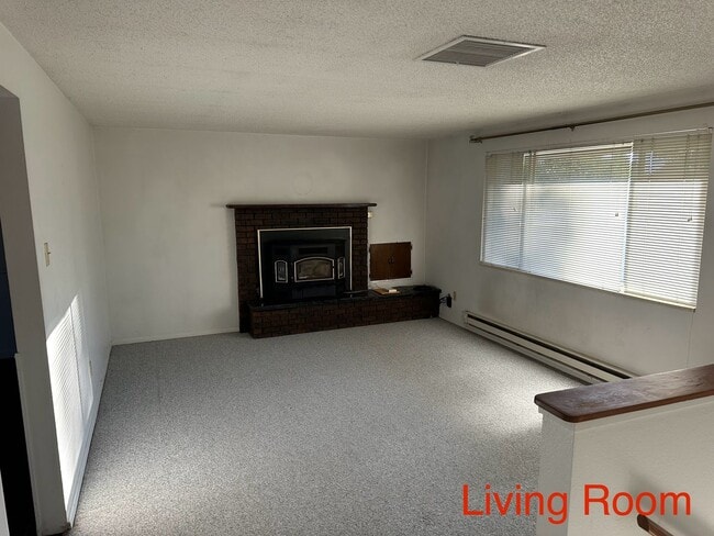 Building Photo - 4 bedroom 2 bath home prime location