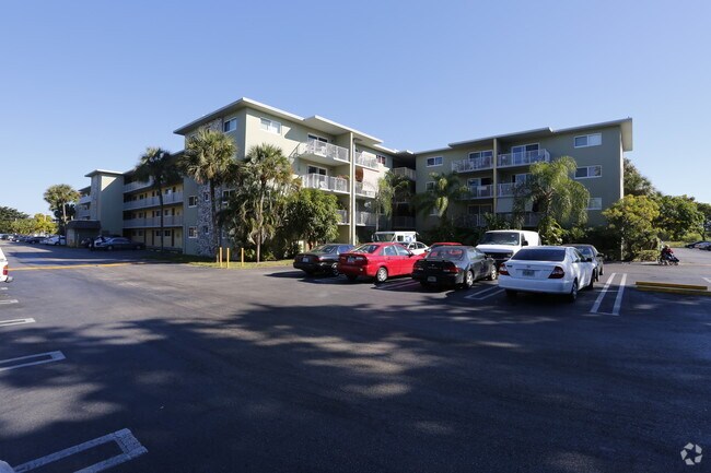 Photo - Palm Lake Apartments