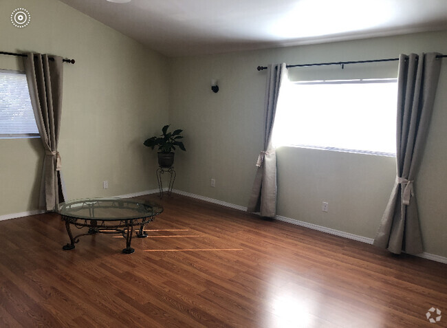 living/family room - 18345 Ludlow St Rental