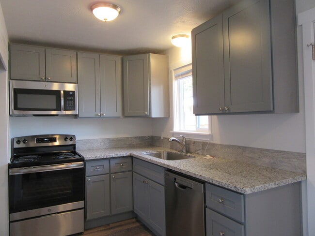 Photo - 2 bedroom 1 bath duplex in downtown Kent