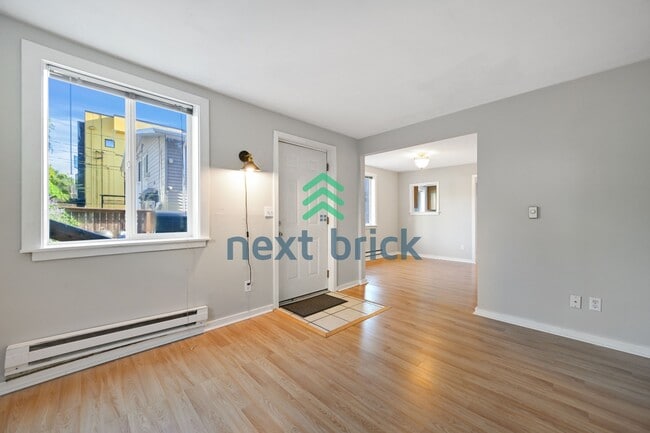 Building Photo - "Charming 2-Bed Retreat in Seattle's Heart – Cozy 840 Sq Ft Haven on 14th Ave West!" Unit B