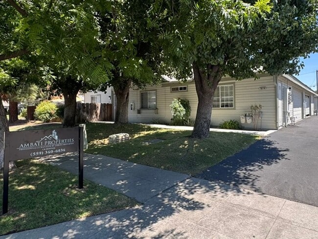 Building Photo - Siri Thorne 4-Plex Unit 104