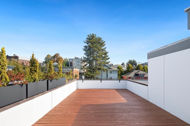 Photo - 209 13th Ave E