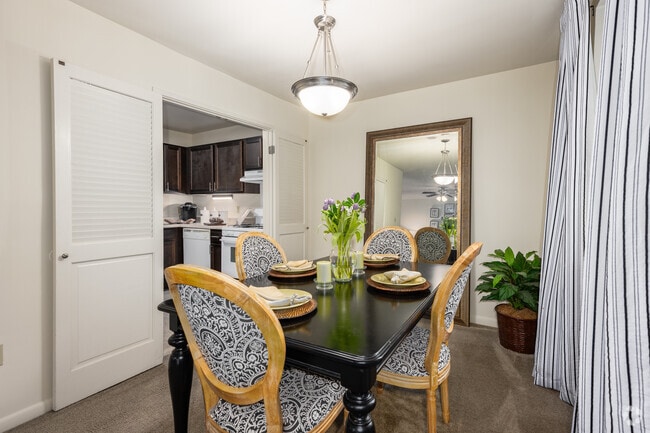 1BR, 1BA - 1,032SF - Dining Room