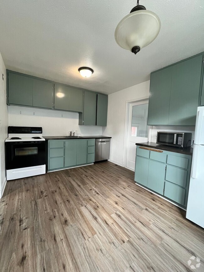 Building Photo - 2 Bedroom, 1.5 bath located in Silverton, ... Rental