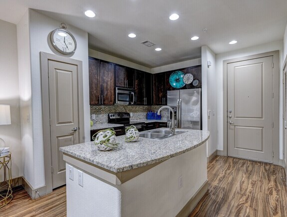 Building Photo - 2511 Greenhouse-72.102 Unit 72.102