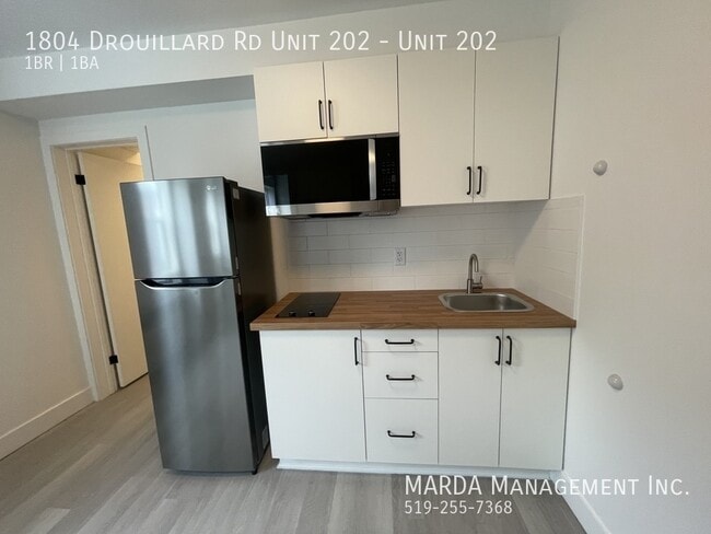 Photo - MODERN BACHELOR UNIT IN EAST WINDSOR! INCLUSIVE W/ FREE INTERNET!! Unit 202