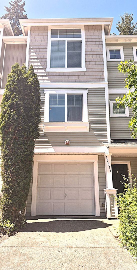 Building Photo - Beautiful 2BD/1.5BA Condo located in the Edgewater at South Hill