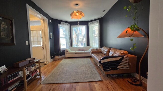 Building Photo - 2047 W Walton St Unit 1F
