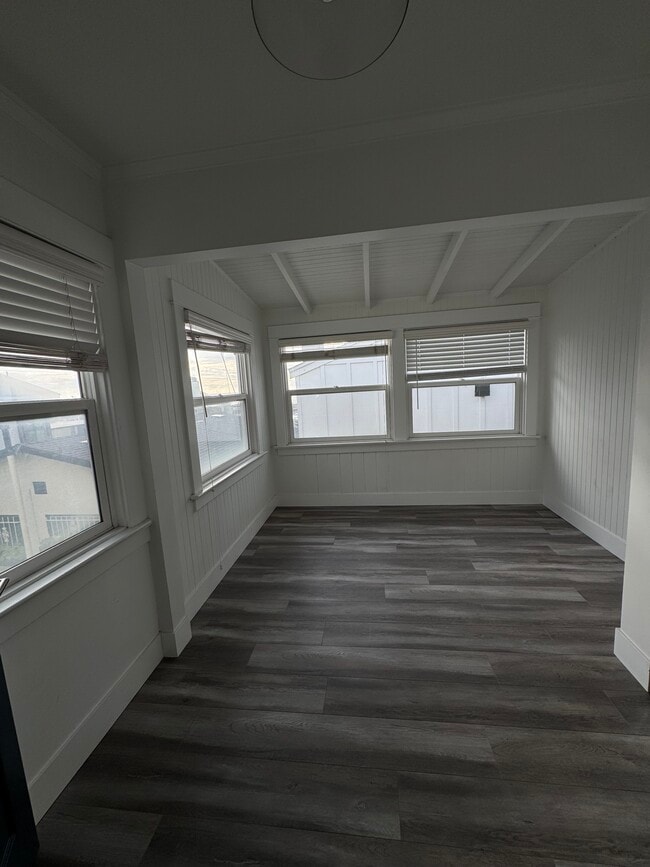 Building Photo - 1653 Bayview Dr Unit 1653