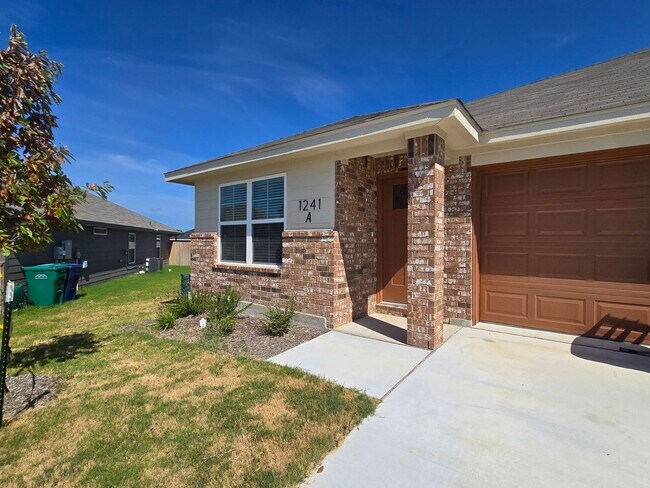 Photo - 1241 LEXINGTON Dr Unit 1241 Lexington -  A