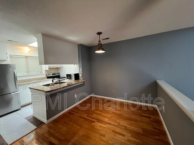 Photo - 8087 Charter Oak Ln