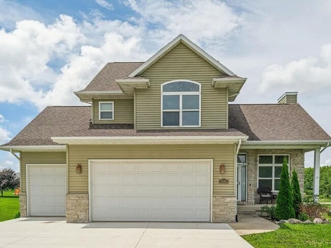 Building Photo - 4 Bed 3.5 Bath House for Rent! Appliances, Lawncare and Snow Removal included!!!