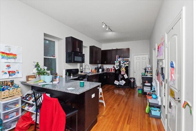Photo - 3 bedroom in Chicago IL 60647 Unidad 1F