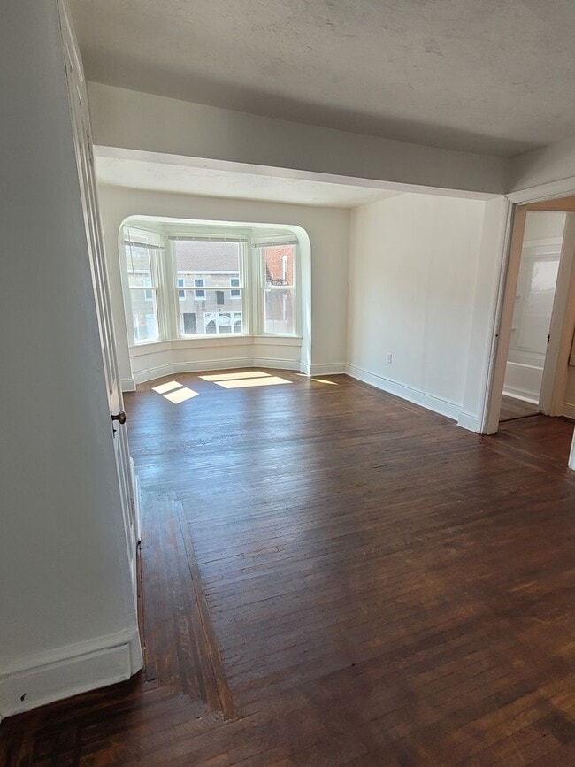 Building Photo - 565 W Market St Unit Apt 2