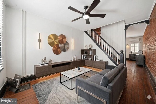 Photo - 3737 Calumet St