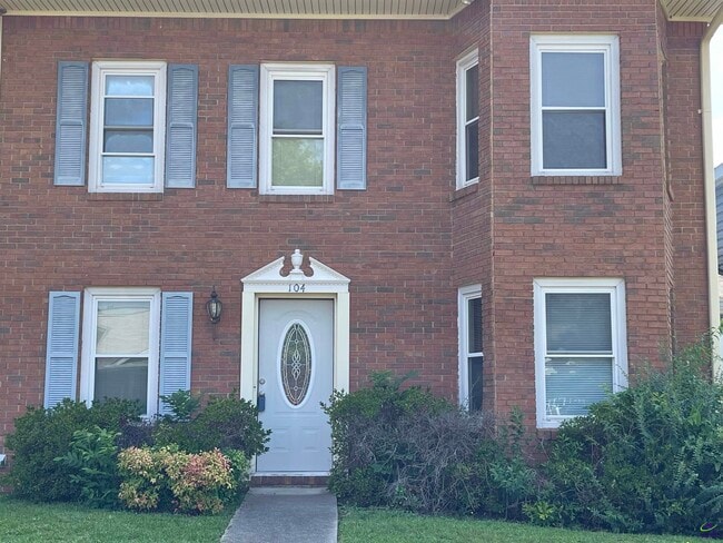 Building Photo - 104 Williamsburg Ave