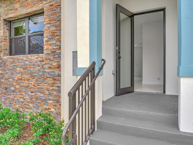 Photo - 6130 SW 36th Ct