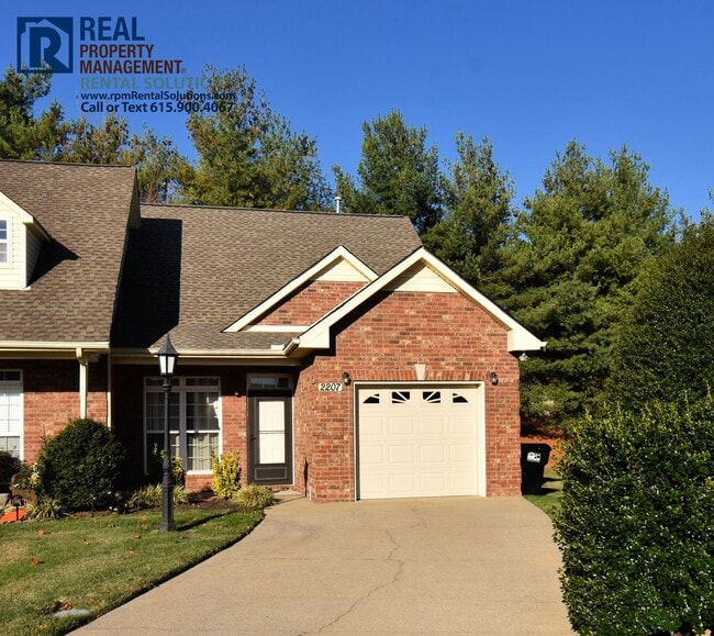 Building Photo - Charming 3 bd 2.5 ba townhouse! Washer/dryer included and attached garage!