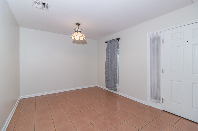 Wow! 2bed 2bath - Only 950 - Wow! 2bed 2bath - Only 950 Casa