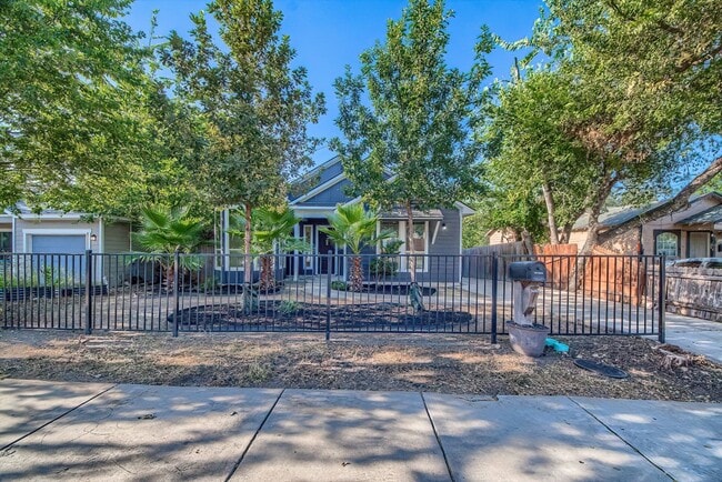 814 Poinsettia St