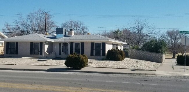 Photo - 3000 Wedgewood Dr