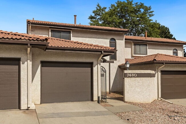 Building Photo - Conveniently Located Townhome with Garage ...