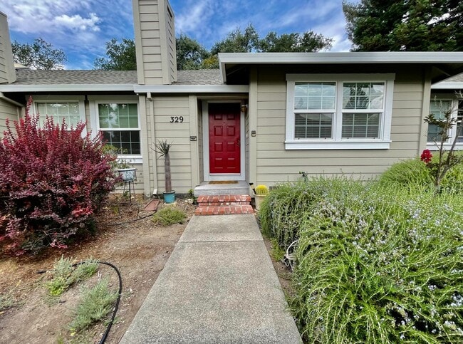 Building Photo - Beautiful Unit in Gated Community!