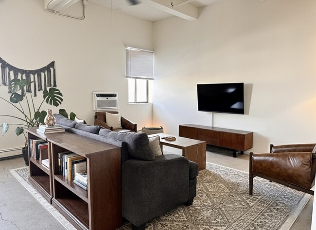 Building Photo - 823 N 2nd St