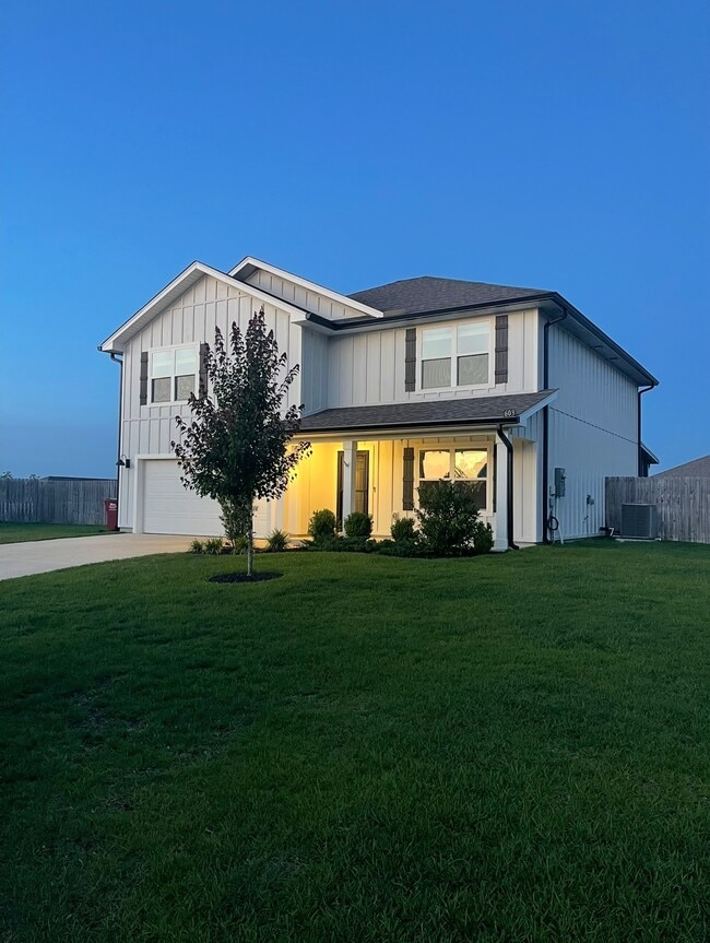 Photo - 603 Champ Trl