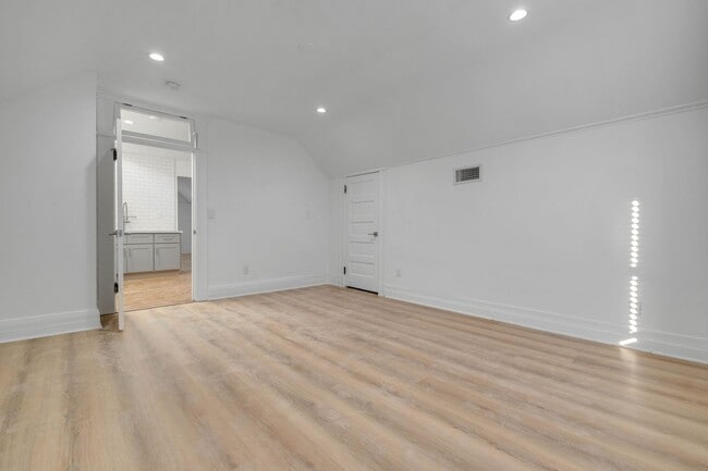 Photo - This spacious 1 bed, 1 bath apartment in a small, peaceful property in prime Lincoln Heights is n... Unit 2821 1/2