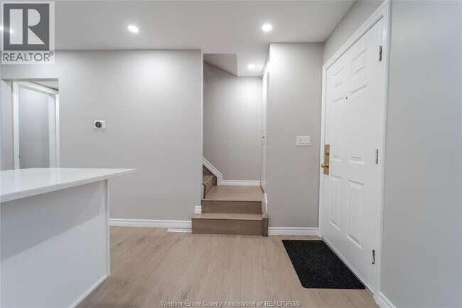 Photo - 5414 Lassaline Ave