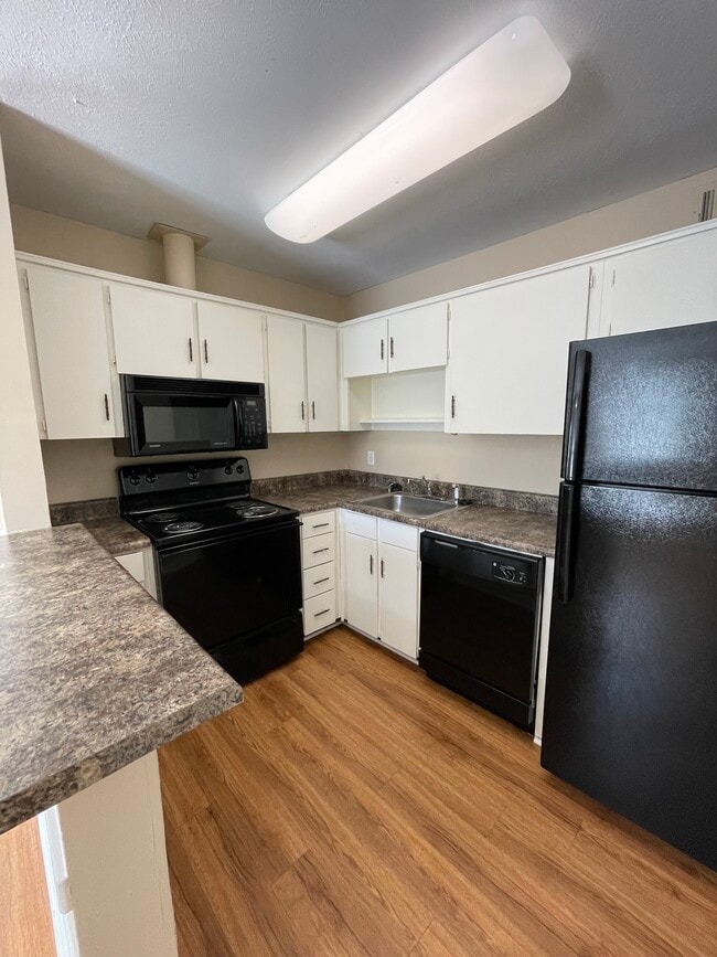Kitchen - 1934 Wildwood Ave Unit A