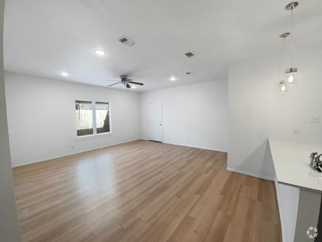 Building Photo - 5545 Itasca St Rental
