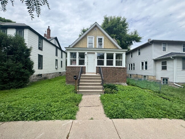 Photo - Charming 4-Bed Oasis in Minneapolis – Spacious 1500 Sq Ft Gem!