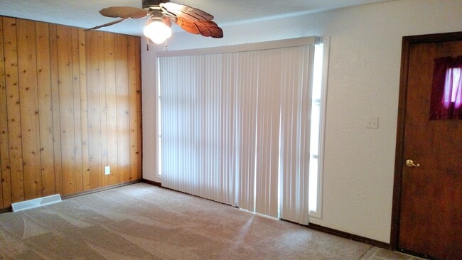 Photo - Two Bedroom House in Jefferson Hills With Central Air And Detached One Car Garage - Fenced In Yard