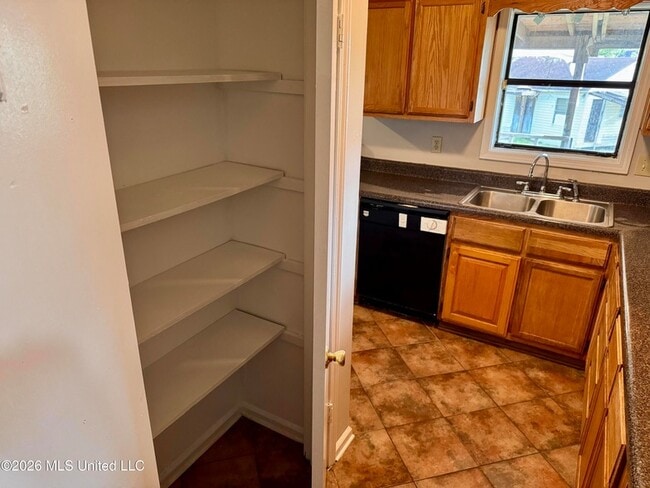 Photo - 1580 Guilford Cove