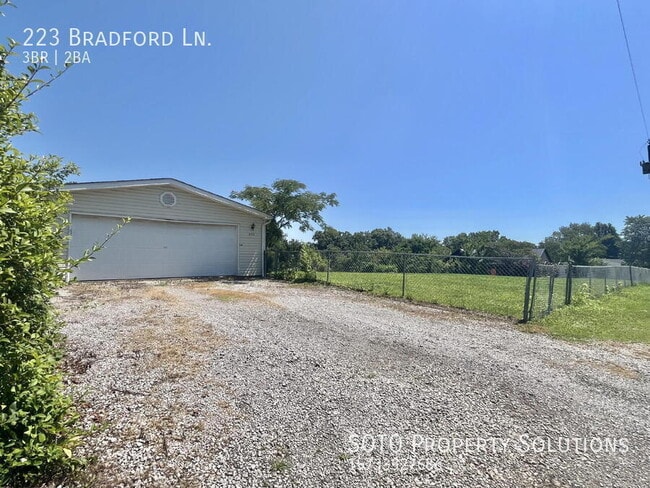 Photo - 223 Bradford Ln