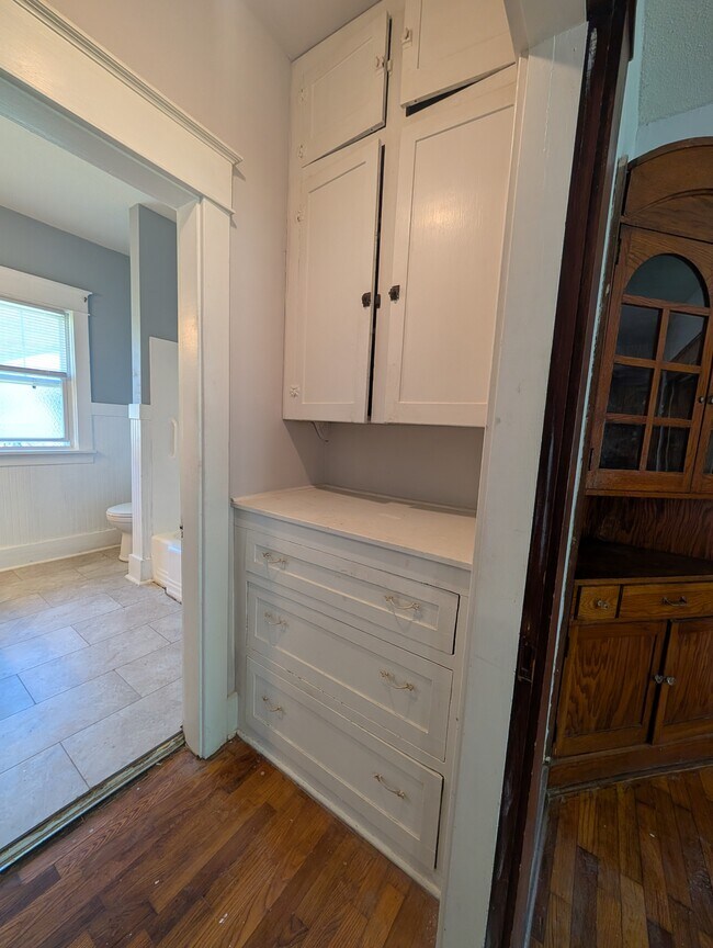 Photo - 300 SW Broadmoor Ave