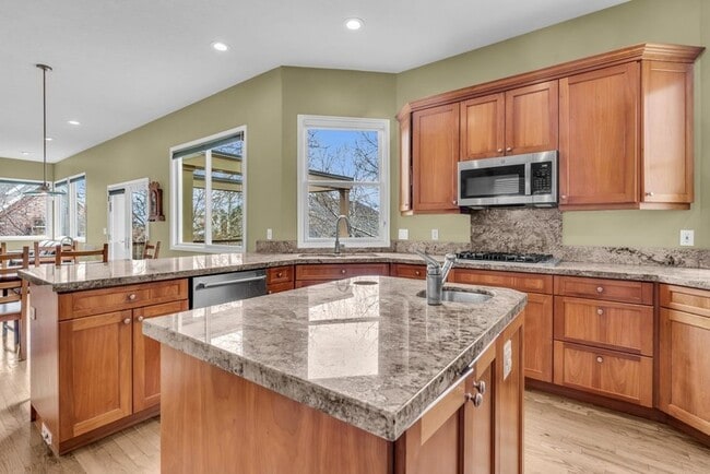 Photo - 601 D St E