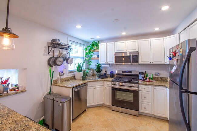 Building Photo - 626 S 16th St Unit 3 Rental