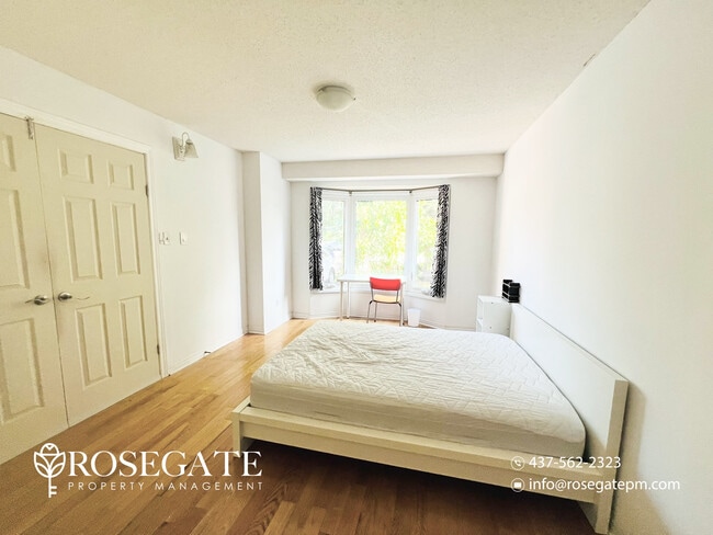 Photo - Pet-Friendly 4-Bedroom + Den Detached Home with 2 Parking Spaces – Scarborough Unit 1