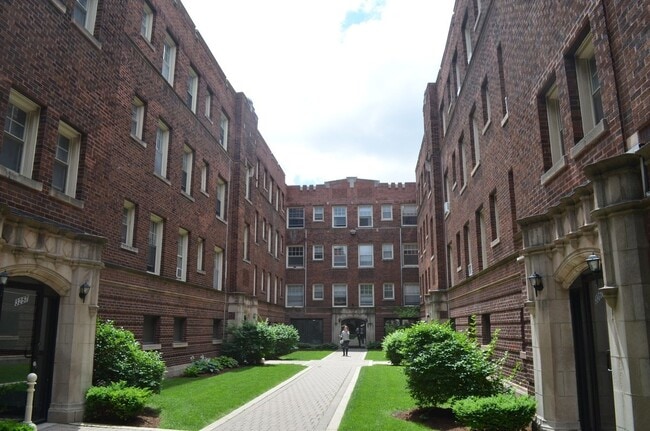 Building Photo - 3265 W Wrightwood Ave Unit 3W