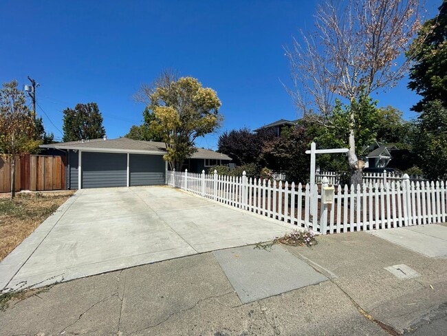 Building Photo - MENLO PARK - Well Maintained Home In Desir...