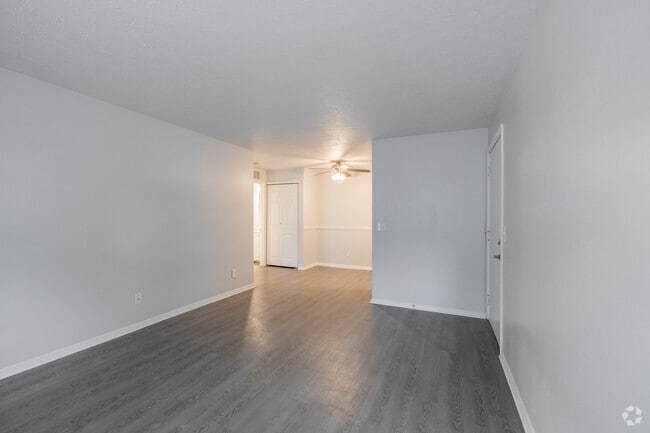 1BR, 1BA - 640SF - Living Roomf