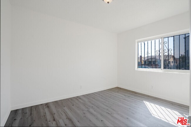 Photo - 241 W 84th St Townhome
