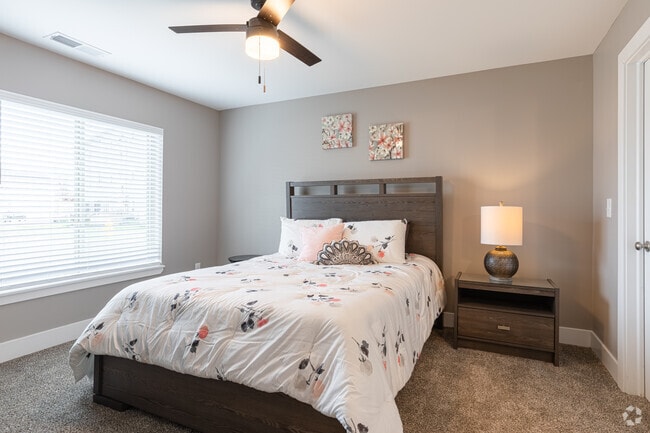 2BR, 2BA - 1025SF