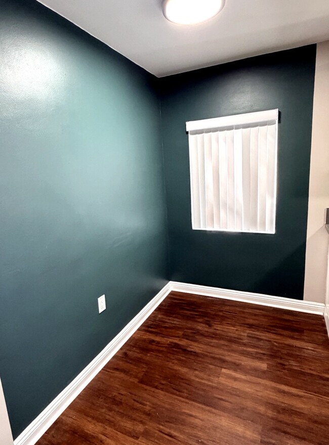 Dining Area - 517 Lime St Unit #1