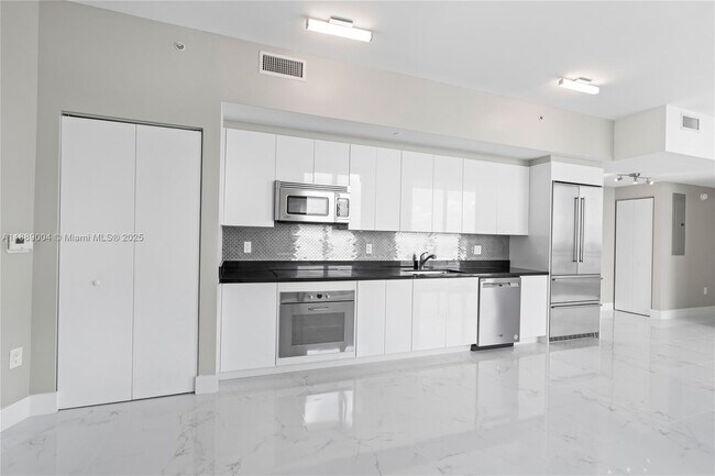Photo - 92 SW 3rd St Unidad 5206
