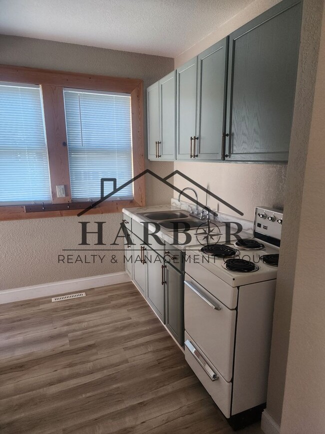 Building Photo - Cozy and Updated Rental